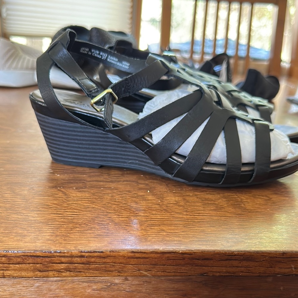 New Clarks Women Black Leather Strappy Wedge Sandals size 9.5 wide